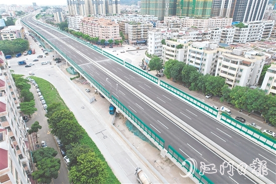 国道G240新会段三和大道北跨线桥贯通，大大方便群众出行。