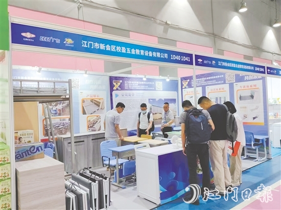 校盈五金研发的可升降课桌椅受到市场欢迎。