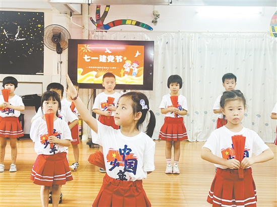 恩平市江洲幼儿园的孩子们唱出对祖国的深情祝福。