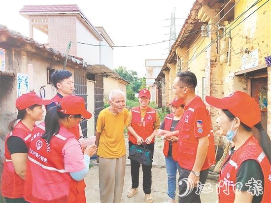 人大代表和红丰村“爱心服务队”进村入户倾听民生诉求。