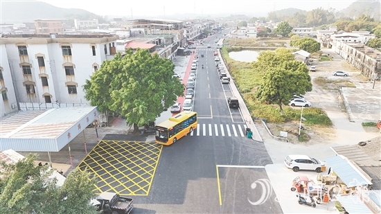 金鸡镇开展银龙路升级改造工程，基础设施不断提档升级。