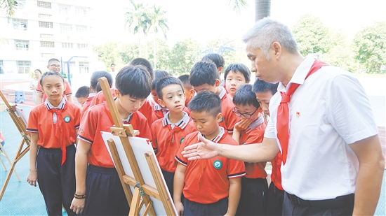 师生们阅读“邑地烽火——纪念抗战胜利70周年特别报道”系列文章。