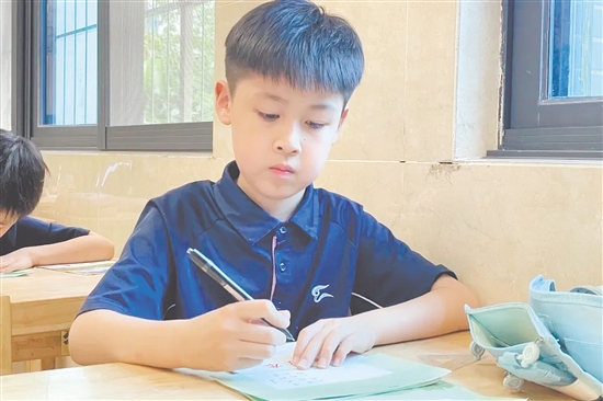 学生参加规范汉字书写活动。