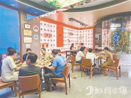 体验馆设置了休憩和茶点品鉴的区域,还专门布置了茶坑历史文化主题展览。 体验馆设置了休憩和茶点品鉴的区域,还专门布置了茶坑历史文化主题展览。