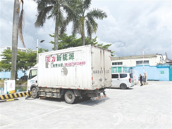 充电站位置优越，吸引了很多过路车辆进场充电。