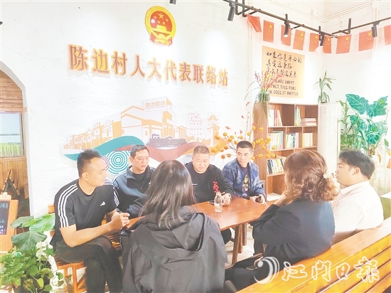 大江镇人大代表在联络站接访群众，听取群众意见建议。