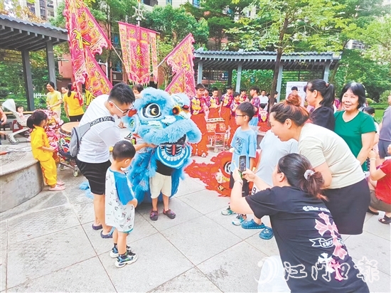 非遗在社区土壤中焕发新彩，悄然增强市民对文化根脉的认同感与热爱之情。