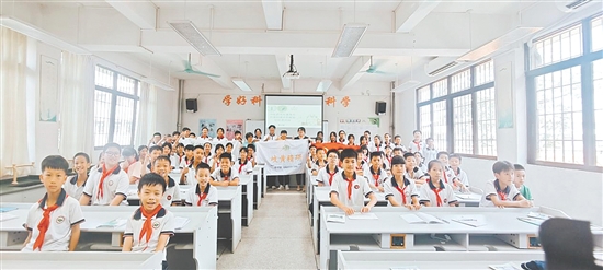 突击队走进双水镇东凌小学,开展中药材知识科普活动。 突击队走进双水镇东凌小学,开展中药材知识科普活动。