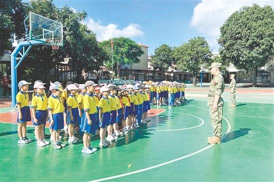 各班学生齐心协力、步伐坚定、口号响亮,以满腔热情展示训练成果。 各班学生齐心协力、步伐坚定、口号响亮,以满腔热情展示训练成果。