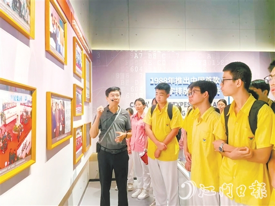 学生在江门市得实计算机外部设备有限公司参观，了解该公司发展历程和最新科研成果。