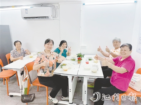 老人在南兴社区嵌入式公共服务点的长者食堂用餐。 老人在南兴社区嵌入式公共服务点的长者食堂用餐。