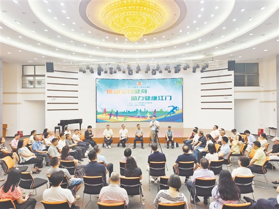 聚焦推动全民健身，来到市政协“委员议事厅”现场的各方人员踊跃交流。