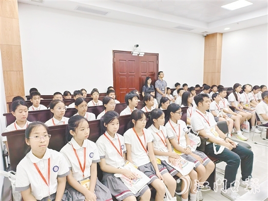 学生们认真旁听庭审。 学生们认真旁听庭审。