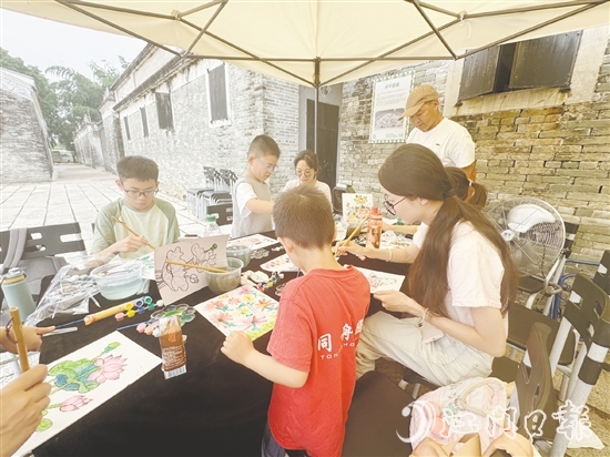 市民、游客参加世遗保护研学工作坊，感受非遗魅力。