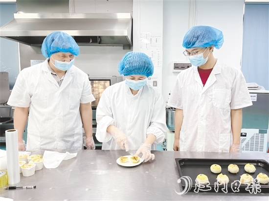 针对消费者对食品健康的要求，旭日蛋品在鸭源的营养或饲养习性上去作出改变，以控制产品脂肪含量。