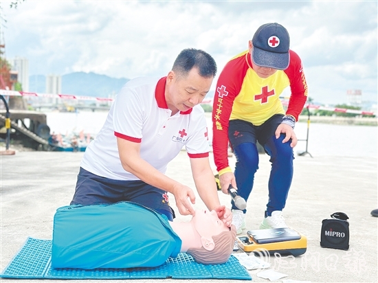 红十字会培训导师现场示范急救方法。