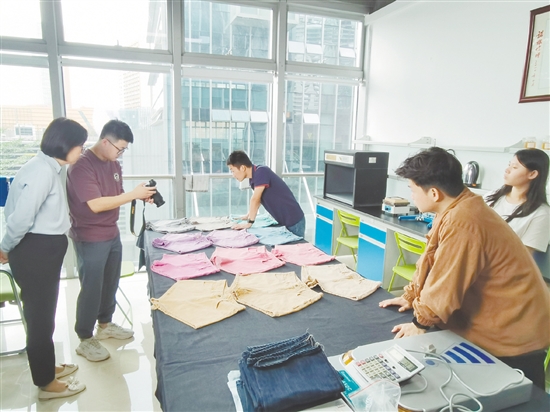 师生走进企业观摩学习。 师生走进企业观摩学习。