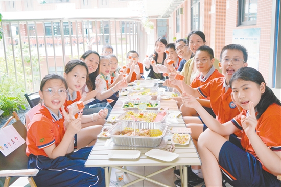 学生与校长共进午餐。 学生与校长共进午餐。