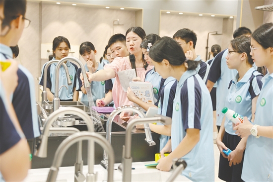 学生参观企业展厅,了解现代企业管理理念。 学生参观企业展厅,了解现代企业管理理念。