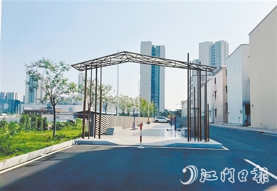 梅江村陈皮文化广场改造完成,为村民们提供更好的休闲空间。 梅江村陈皮文化广场改造完成,为村民们提供更好的休闲空间。