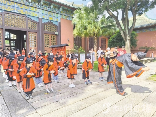 现场,30名身穿传统汉服的新学员到大成殿行拜师礼。 现场,30名身穿传统汉服的新学员到大成殿行拜师礼。