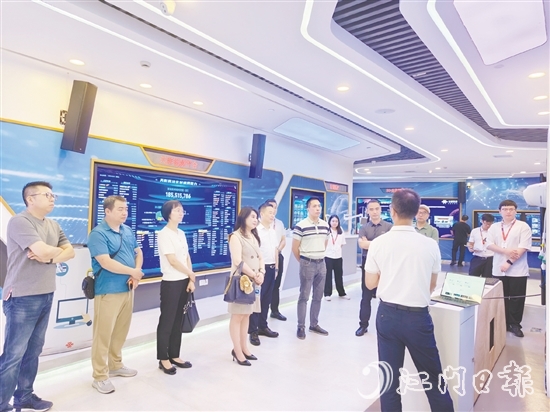 6月,新会区政协提案和联络委员会围绕人工智能技术与实体经济深度融合到江门联通公司调研。 6月,新会区政协提案和联络委员会围绕人工智能技术与实体经济深度融合到江门联通公司调研。