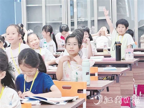 孩子们在托管班里快乐学习。 孩子们在托管班里快乐学习。