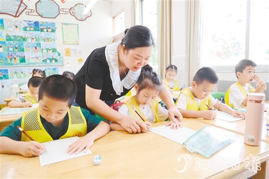 硬笔书法课上，孩子们在教师的指导下，一笔一画认真书写。