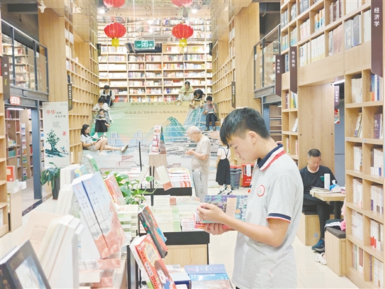 江门新华书店对各类热销图书、文体用品开展了买赠、多重折扣等优惠活动，吸引了众多读者。