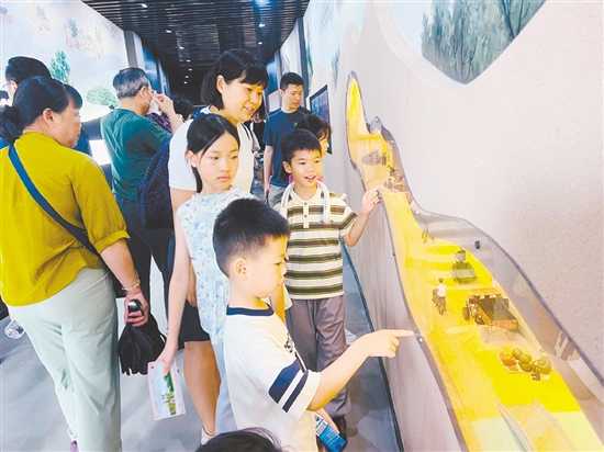 亲子家庭在小鸟天堂生态体验馆学习参观。 亲子家庭在小鸟天堂生态体验馆学习参观。