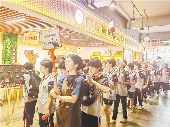 暑假前后,陈皮古道迎来了一波又一波的研学热潮。 暑假前后,陈皮古道迎来了一波又一波的研学热潮。