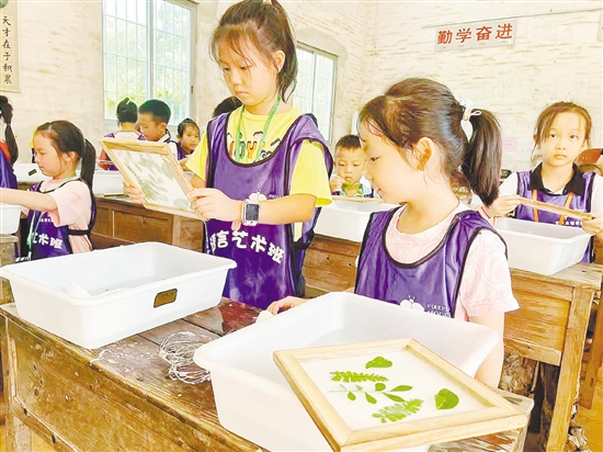 荷溪星舍民宿将历史文化和乡村自然生态有机结合,定期开展手工实践活动。 荷溪星舍民宿将历史文化和乡村自然生态有机结合,定期开展手工实践活动。