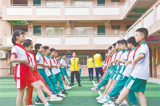 同学们在认真训练。 同学们在认真训练。