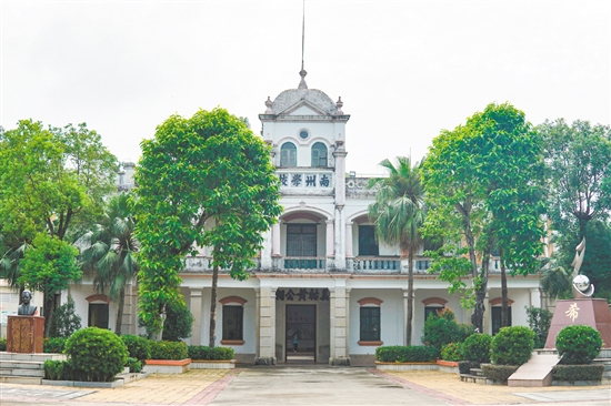 百年老校青砖黛瓦间镌刻着革命先辈的足迹。