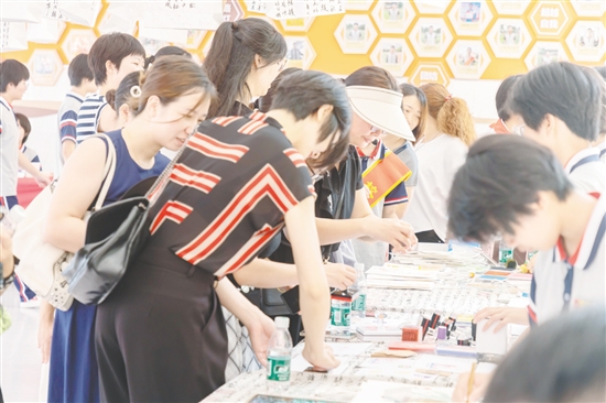 活动现场还设有“慧乐侨创·智艺未来”教育主题活动展示。 活动现场还设有“慧乐侨创·智艺未来”教育主题活动展示。