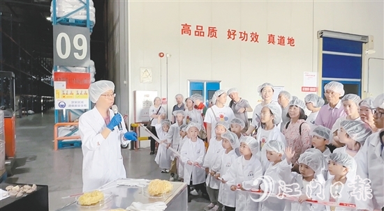 家长和孩子了解产品生产细节。