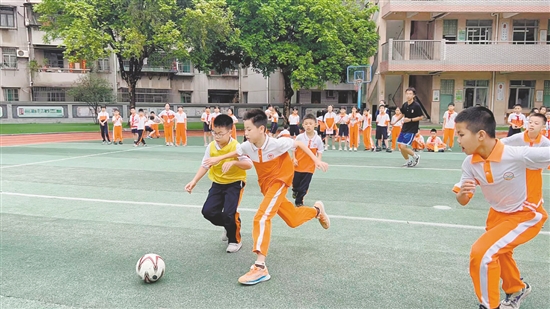 球员们在场上展开角逐。