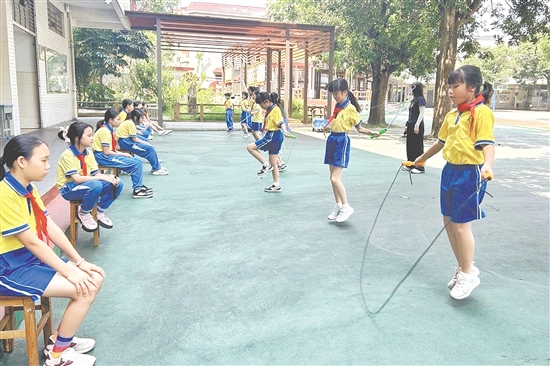 学生们有的轻盈弹跳、有的快速摆臂、有的稳健加速,跳绳在空中划出一道道弧线。 学生们有的轻盈弹跳、有的快速摆臂、有的稳健加速,跳绳在空中划出一道道弧线。