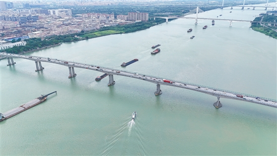 昨日，台风远离，1300多艘船舶全部有序复航。