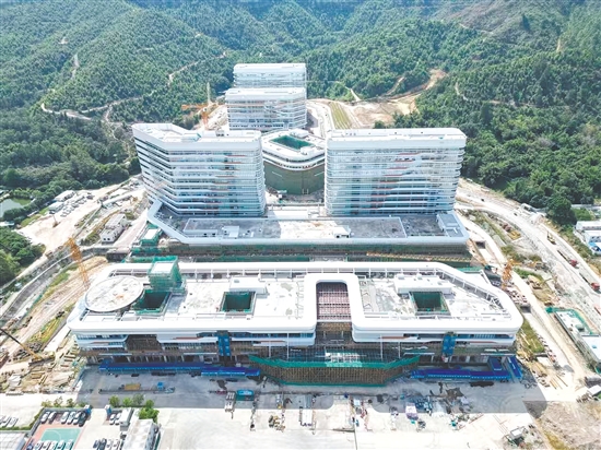江门市新三甲医院建设项目主体结构与外立面装修已完成。
