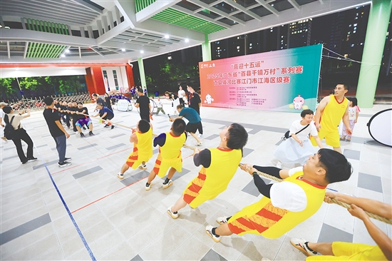 赛场上，队员们拼尽全力，比赛氛围紧张刺激。