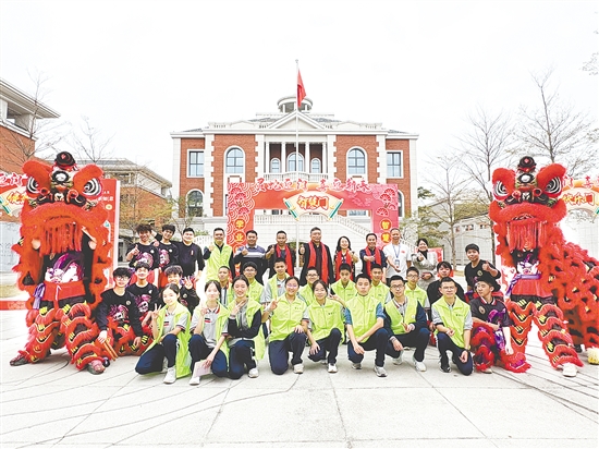 景贤学校十分重视德育。图为开学仪式上的师生志愿者合影。