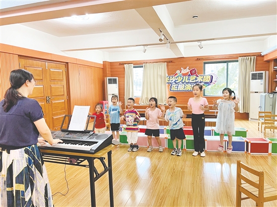少年儿童在“家门口”免费享受优质艺术教育。