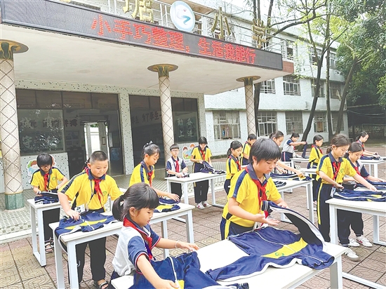 龙塘小学的学生认真参加“小手巧整理”挑战赛。