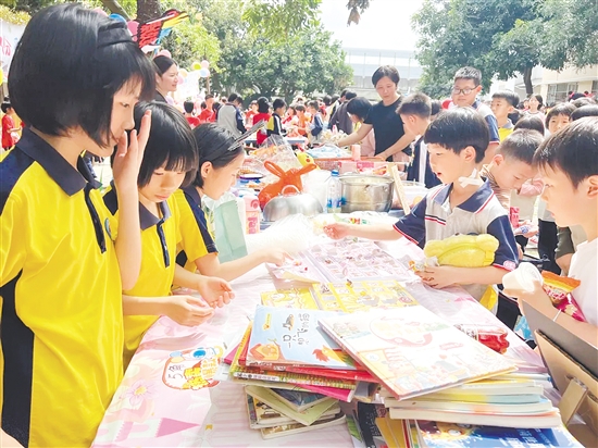 沙冈小学打造品牌活动链，成为水口镇劳动教育标杆。图为该校义卖活动现场。