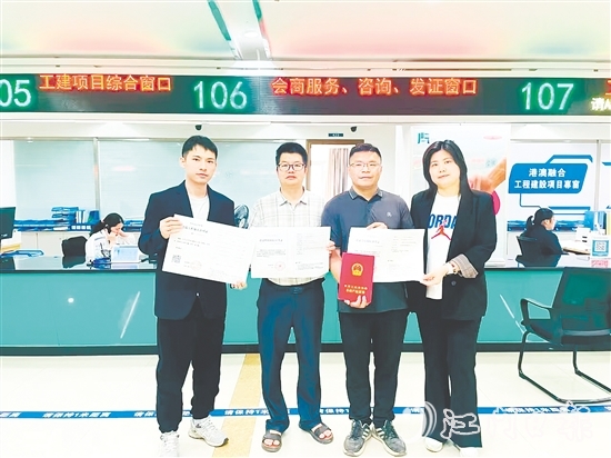 长河新型环保地面卷材生产项目实现同一天“四证齐发”。 长河新型环保地面卷材生产项目实现同一天“四证齐发”。