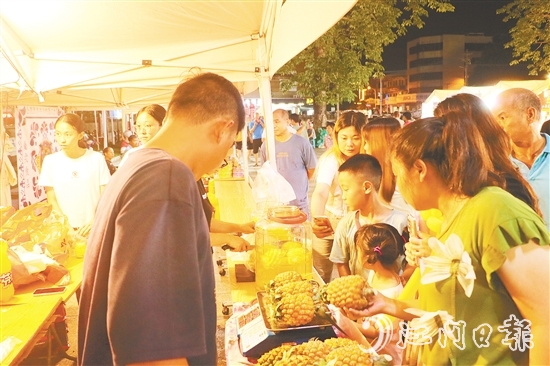 梅湾菠萝受到市民、游客欢迎。 梅湾菠萝受到市民、游客欢迎。