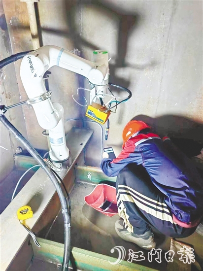 焊接机器人小巧轻便,接上电源,便可对着钢板开始焊接。 焊接机器人小巧轻便,接上电源,便可对着钢板开始焊接。