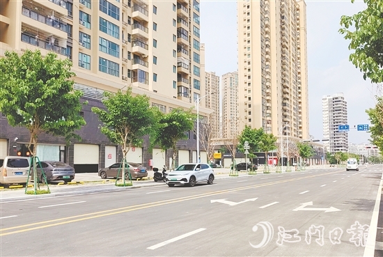 东宁路、侨安路及侨光一巷3条城市支路全面竣工通车，有效缓解陈宜禧路等周边道路拥堵。图为新建的东宁路。