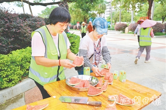 环卫工人收到西瓜和清凉饮料。